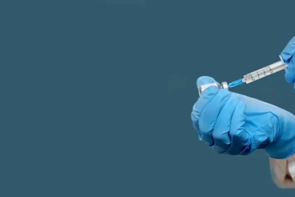 Doctor's,Hands,In,Medical,Gloves,Fills,Syringe,With,Vaccine,For
