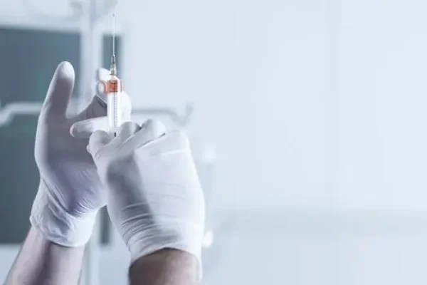 Surgeon,Holding,A,Syringe,And,Ready,To,Make,An,Injection
